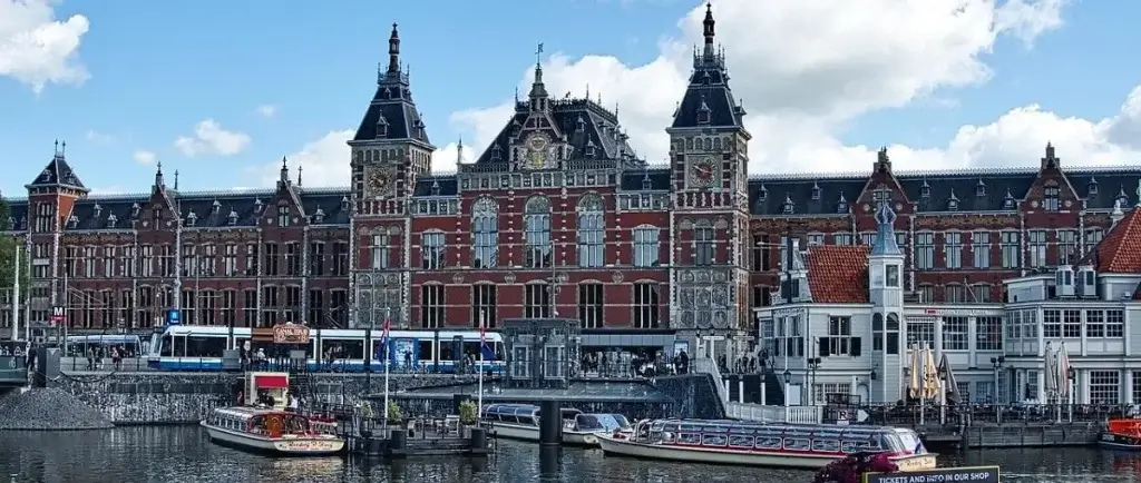 How to get from Amsterdam Airport to Train Station